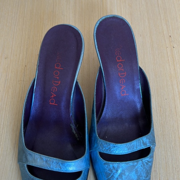 Red or Dead Vintage Blue metallic leather, kitten heel, mule. - Picture 8 of 11